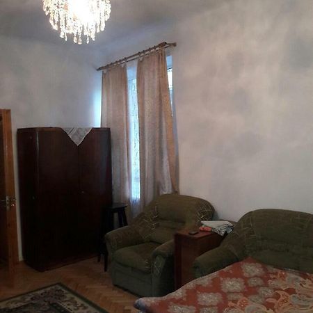 Квартира Між Вокзалом І Центром リヴィウ エクステリア 写真